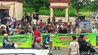Sepanjang prosesi yang digelar di Pengadilan Negeri Serang, Banten, sidang Nikita Mirzani diwarnai demonstrasi oleh sejumlah warga.Foto: Ahsan Nurrijal/ detikHOT