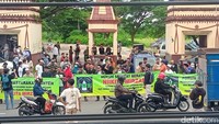 Mereka juga berteriak lantang karena Nikita Mirzani karena aksi sang seleb selama ini meresahkan masyarakat.Foto: Ahsan Nurrijal/ detikHOT