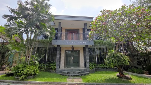 Situasi sepi menyelimuti bekas gedung perusahaan PT Dana Oil Konsorsium (DOK) di Kota Denpasar, Bali. Foto: I Wayan Sui Suadnyana