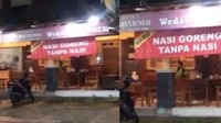 Jualan nasi goreng, penjual ini pasang spanduk yang biking bingung. Spanduknya bertuliskan, Nasi goreng tanpa nasi, Foto: Twitter/Instagram