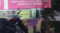 Warung makan ini unik, pagi hari menawarkan nasi uduk. Namun, di malam hari warung nasi uduknya berubah jadi warkop. Foto: Twitter/Instagram