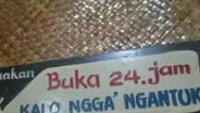 Seperti spanduk di warung makan ini, ia menuliskan bahwa warung makannya buka 24 jam. Namun, ada tulisan Kalau gak ngantuk. Foto: Twitter/Instagram