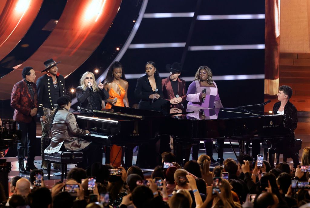 LOS ANGELES, CALIFORNIA - NOVEMBER 20: (EDITORIAL USE ONLY) (L-R) Smokey Robinson, Jimmie Allen, Stevie Wonder, Melissa Etheridge, Ari Lennox, Muni Long, Dustin Lynch, Yola and Charlie Puth perform onstage during the 2022 American Music Awards at Microsoft Theater on November 20, 2022 in Los Angeles, California. (Photo by Kevin Winter/Getty Images)