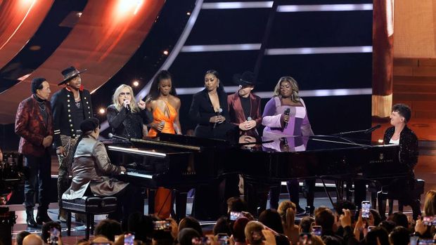 LOS ANGELES, CALIFORNIA - NOVEMBER 20: (EDITORIAL USE ONLY) (L-R) Smokey Robinson, Jimmie Allen, Stevie Wonder, Melissa Etheridge, Ari Lennox, Muni Long, Dustin Lynch, Yola and Charlie Puth perform onstage during the 2022 American Music Awards at Microsoft Theater on November 20, 2022 in Los Angeles, California. (Photo by Kevin Winter/Getty Images)
