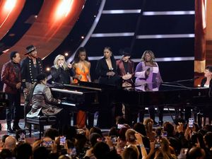 Stevie Wonder dan Charlie Puth Jamming Kasih Penghargaan untuk Lionel Richie