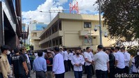 Pantauan di Bareskrim Polri, Senin (21/11/2022), pegawai dari dalam gedung berhamburan keluar untuk menyelamatkan diri. Mereka kemudian berkumpul di titik temu depan lobby. Foto: Anisa Indraini