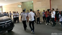 Rata-rata dari mereka terlihat sibuk telepon keluarganya yang berada di rumah untuk memastikan mereka dalam keadaan baik-baik saja. Situasi terkini satu per satu pegawai mulai kembali masuk gedung. Foto: Anisa Indraini