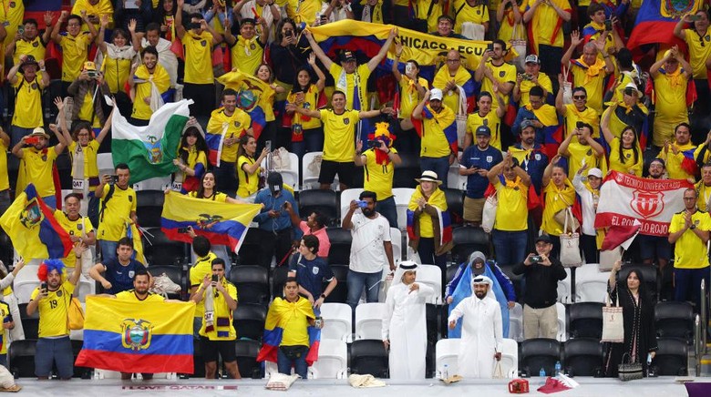 suporter piala dunia 2022 qatar vs ekuador piala dunia 2022 AL KHOR, QATAR - NOVEMBER 20: Ecuador fans celebrate the 2-0 win during the FIFA World Cup Qatar 2022 Group A match between Qatar and Ecuador at Al Bayt Stadium on November 20, 2022 in Al Khor, Qatar. (Photo by Elsa/Getty Images)
