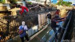 Taktok-taktok, Begini Kesibukan Pekerja Bikin Saluran Air di Pusat Jakarta