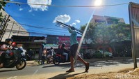 Para pekerja tetap semangat merampungkan proyek saluran air di bawah panas matahari yang menyengat.