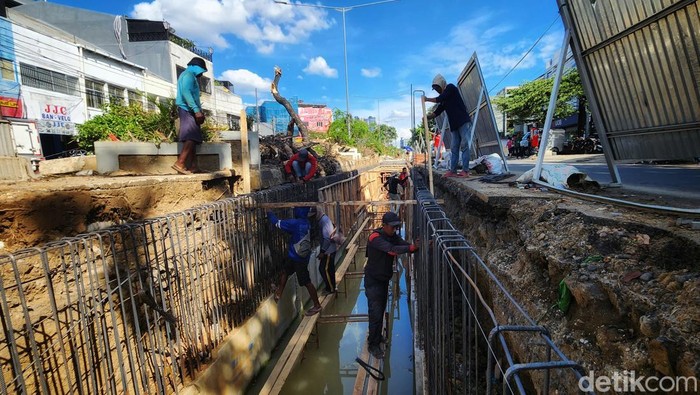 Para pekerja menyelesaikan proyek pembuatan saluran air di Jalan Sukarjo Wirjopranoto, Sawah Besar, Jakarta Pusat, Senin (21/11/2022). Saluran air tersebut menjadi vital untuk mengurangi ancaman banjir di kawasan tersebut, seperti Pecenongan, Pasar Baru, Taman Sari dan Batu Ceper.
