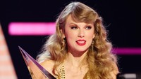 Penghargaan yang diterima Taylor Swift bukan cuma itu saja, ia juga berhasil mengalahkan Adele, Bad Bunny, Beyoncé, Harry Styles, dan The Weekend yang tentunya bukan saingan yang mudah pada kategori ini.  Foto: Getty Images for dcp/Matt Winkelmeyer