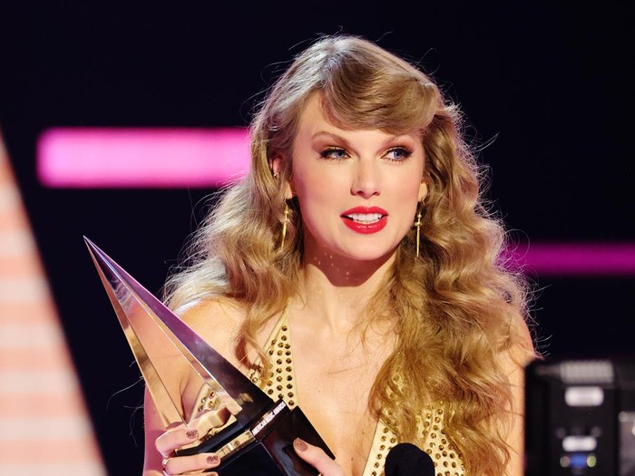 LOS ANGELES, CALIFORNIA - NOVEMBER 20: Taylor Swift accepts the Favorite Pop Album award for Red (Taylor’s Version) onstage during the 2022 American Music Awards at Microsoft Theater on November 20, 2022 in Los Angeles, California. (Photo by Matt Winkelmeyer/Getty Images for dcp)