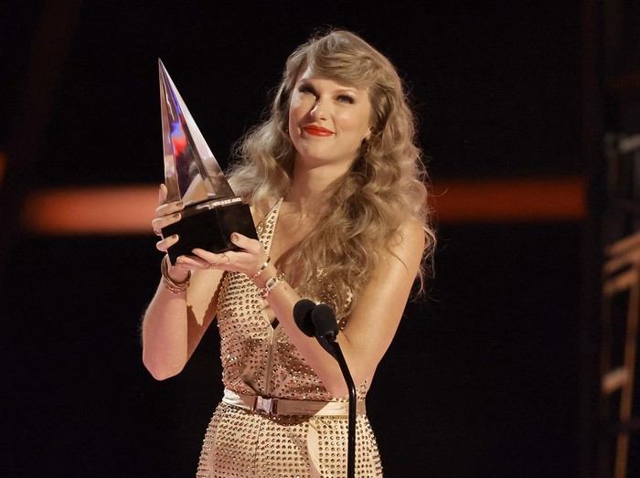 LOS ANGELES, CALIFORNIA - NOVEMBER 20: Taylor Swift accepts the Favorite Pop Album award for Red (Taylor’s Version) onstage during the 2022 American Music Awards at Microsoft Theater on November 20, 2022 in Los Angeles, California. (Photo by Matt Winkelmeyer/Getty Images for dcp)