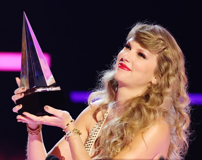 LOS ANGELES, CALIFORNIA - NOVEMBER 20: Taylor Swift accepts the Favorite Pop Album award for 'Red (Taylor’s Version)' onstage during the 2022 American Music Awards at Microsoft Theater on November 20, 2022 in Los Angeles, California. (Photo by Matt Winkelmeyer/Getty Images for dcp)