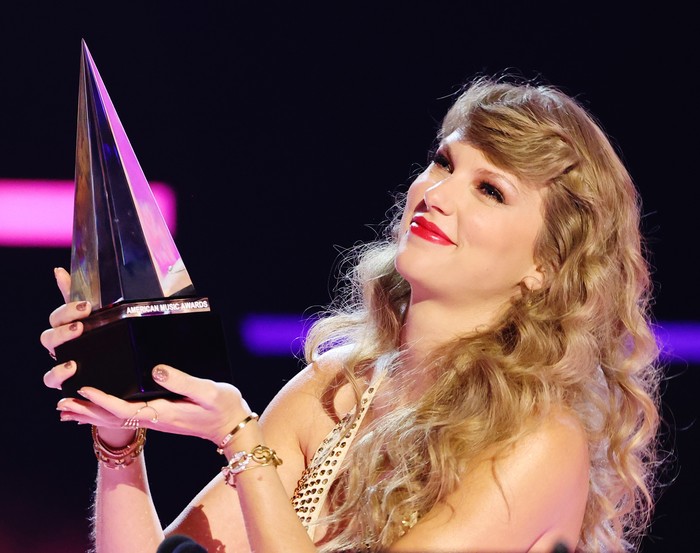 Taylor Swift LOS ANGELES, CALIFORNIA - NOVEMBER 20: Taylor Swift accepts the Favorite Pop Album award for 'Red (Taylor’s Version)' onstage during the 2022 American Music Awards at Microsoft Theater on November 20, 2022 in Los Angeles, California. (Photo by Matt Winkelmeyer/Getty Images for dcp)