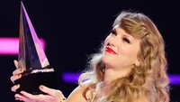 Taylor Swift menerima piala keempatnya di American Music Awards 2022. Kali ini ia memenangkan kategori Favorite Pop Album lewat Red (Taylors Version).  Foto: Getty Images for dcp/Matt Winkelmeyer