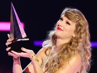 LOS ANGELES, CALIFORNIA - NOVEMBER 20: Taylor Swift accepts the Favorite Pop Album award for Red (Taylor’s Version) onstage during the 2022 American Music Awards at Microsoft Theater on November 20, 2022 in Los Angeles, California. (Photo by Matt Winkelmeyer/Getty Images for dcp)