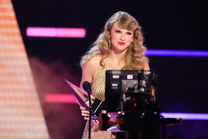 LOS ANGELES, CALIFORNIA - NOVEMBER 20: Taylor Swift accepts the Favorite Pop Album award for 'Red (Taylor’s Version)' onstage during the 2022 American Music Awards at Microsoft Theater on November 20, 2022 in Los Angeles, California. (Photo by Matt Winkelmeyer/Getty Images for dcp)