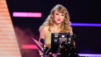 Adapun tiga penghargaan yang diterima Taylor Swift adalah Favorite Female Country Artist, Favorite Female Pop Artist, dan Favorite Country Album. Foto: Getty Images for dcp/Matt Winkelmeyer