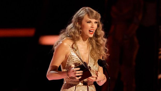 LOS ANGELES, CALIFORNIA - NOVEMBER 20: (EDITORIAL USE ONLY) Taylor Swift accepts the Favorite Pop Album award onstage during the 2022 American Music Awards at Microsoft Theater on November 20, 2022 in Los Angeles, California. (Photo by Kevin Winter/Getty Images)