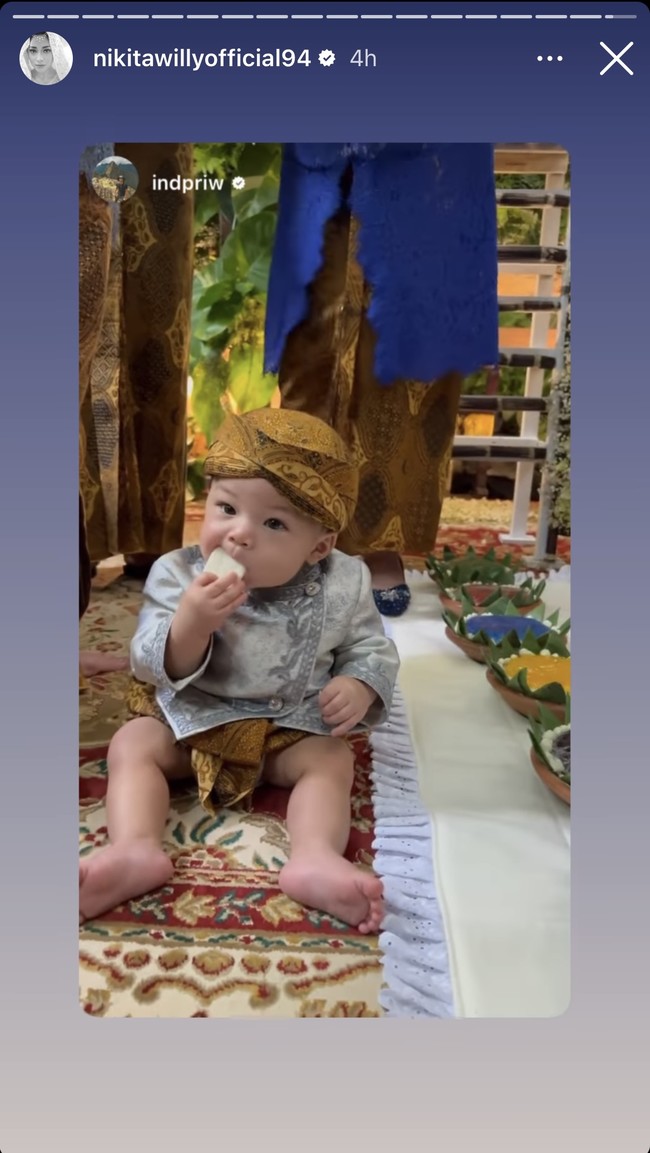 Selama menjalani prosesi tedak sinten baby Izz terlihat ceria. Tingkahnya pun selalu berhasil mencuri atensi dan bikin gemas. Foto: Instagram/@nikitawillyofficial94