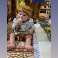 Selama menjalani prosesi tedak sinten baby Izz terlihat ceria. Tingkahnya pun selalu berhasil mencuri atensi dan bikin gemas. Foto: Instagram/@nikitawillyofficial94