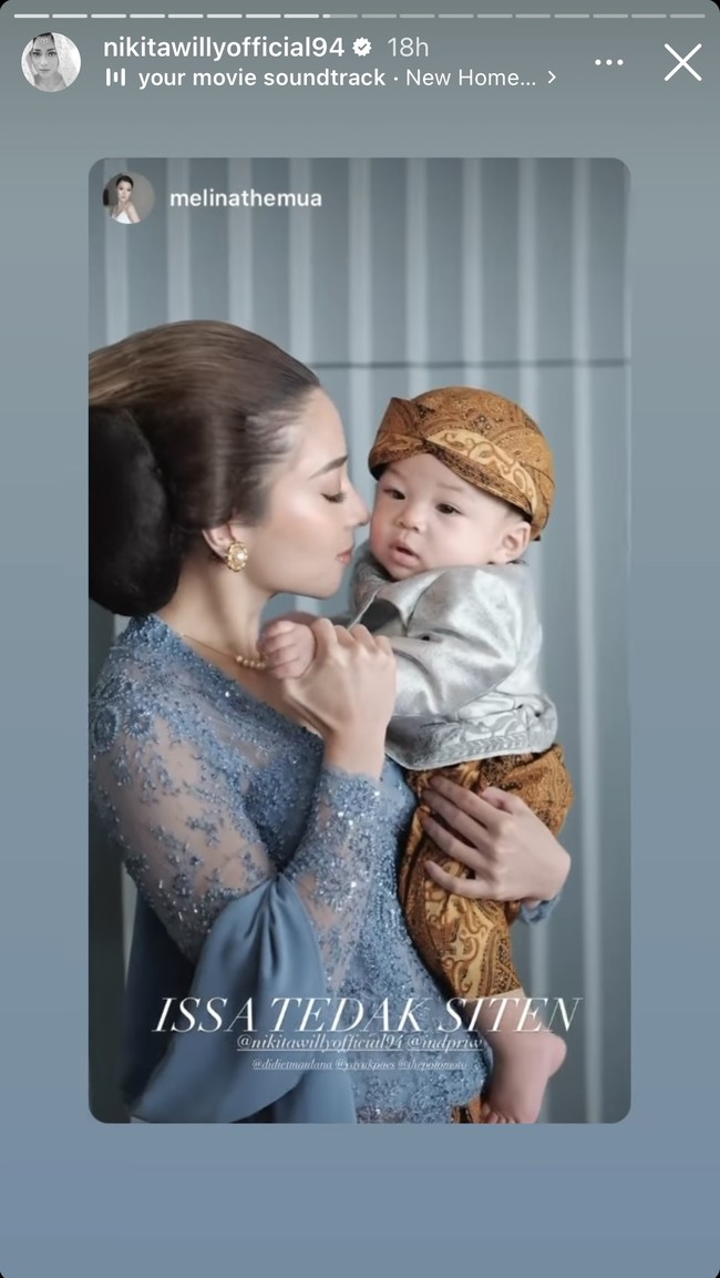 Berpose bersama Nikita Willy, begini penampilan baby Izz. Ekspresi wajahnya yang imut bikin tak sedikit netizen yang mengidolakannya meskipun baby Izz masih kecil. Foto: Instagram/@nikitawillyofficial94