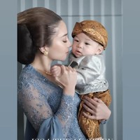 Berpose bersama Nikita Willy, begini penampilan baby Izz. Ekspresi wajahnya yang imut bikin tak sedikit netizen yang mengidolakannya meskipun baby Izz masih kecil. Foto: Instagram/@nikitawillyofficial94