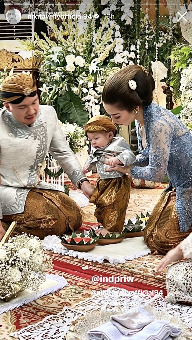 Pada momen tedak sinten tersebut baby Izz tampak menjalani sejumlah ritual, salah satunya berjalan di atas jadah (sejenis kue dari beras ketan). Baby Izz menginjak satu per satu kue beras berwarna-warni sambil dibantu oleh orangtuanya. Foto: Instagram/@nikitawillyofficial94