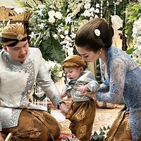 Pada momen tedak sinten tersebut baby Izz tampak menjalani sejumlah ritual, salah satunya berjalan di atas jadah (sejenis kue dari beras ketan). Baby Izz menginjak satu per satu kue beras berwarna-warni sambil dibantu oleh orangtuanya. Foto: Instagram/@nikitawillyofficial94