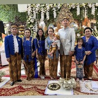 Nikita Willy dan Indra Priawan baru saja menggelar acara tedak sinten untuk anak pertamanya, baby Izz. Tedak sinten sendiri merupakan budaya Jawa yang biasanya dilakukan ketika anak sudah berusia sekitar 7 atau 8 bulan. Melalui media sosialnya Nikita Willy pun membagikan momen tedak sinten sang putra. Foto: Instagram/@nikitawillyofficial94