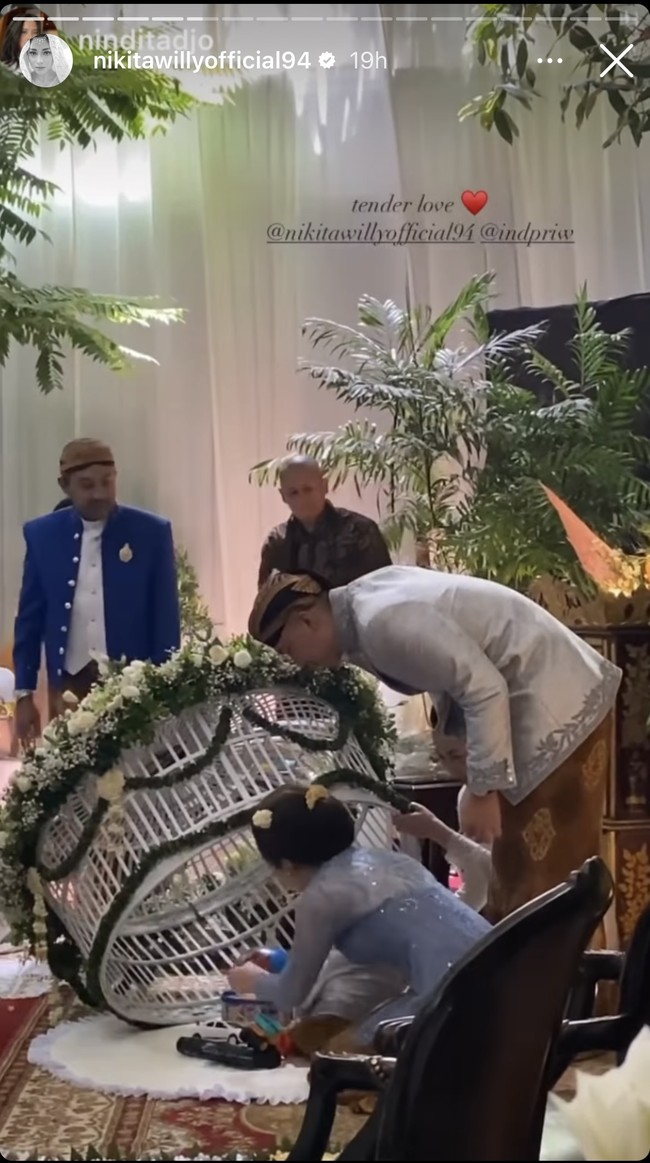 Baby Izz juga menjalani prosesi dirinya dimasukkan ke dalam kurungan ayam. Di dalam kurungan tersebut sudah berisi beragam mainan. Foto: Instagram/@nikitawillyofficial94