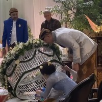 Baby Izz juga menjalani prosesi dirinya dimasukkan ke dalam kurungan ayam. Di dalam kurungan tersebut sudah berisi beragam mainan. Foto: Instagram/@nikitawillyofficial94