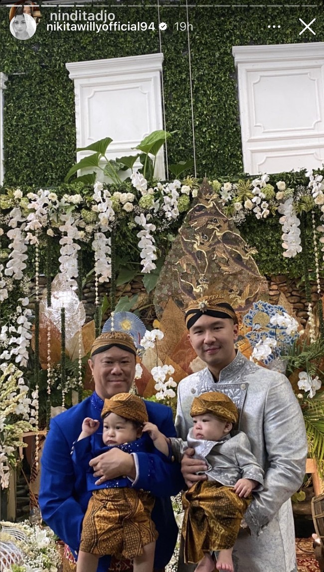 Penampilan baby Izz yang menggemaskan memang kerap kali mencuri atensi. Lihat saja penampilannya yang memakai beskap “kembar” dengan sang ayah. Ditambah dengan blangkon di kepalanya, baby Izz terlihat begitu imut. Foto: Instagram/@nikitawillyofficial94