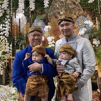 Penampilan baby Izz yang menggemaskan memang kerap kali mencuri atensi. Lihat saja penampilannya yang memakai beskap “kembar” dengan sang ayah. Ditambah dengan blangkon di kepalanya, baby Izz terlihat begitu imut. Foto: Instagram/@nikitawillyofficial94