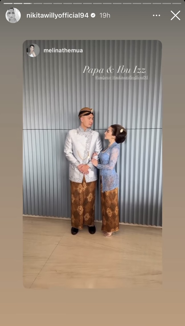 Nikita Willy dan Indra Priawan tampil serasi mengenakan busana adat Jawa. Indra terlihat gagah dengan beskap berwarna silver, sementara Nikita Willy tampak cantik dan anggun dengan kebaya berwarna biru muda. Penampilan Nikita juga dilengkapi dengan konde di kepalanya. Foto: Instagram/@nikitawillyofficial94