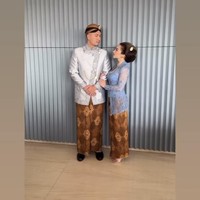 Nikita Willy dan Indra Priawan tampil serasi mengenakan busana adat Jawa. Indra terlihat gagah dengan beskap berwarna silver, sementara Nikita Willy tampak cantik dan anggun dengan kebaya berwarna biru muda. Penampilan Nikita juga dilengkapi dengan konde di kepalanya. Foto: Instagram/@nikitawillyofficial94