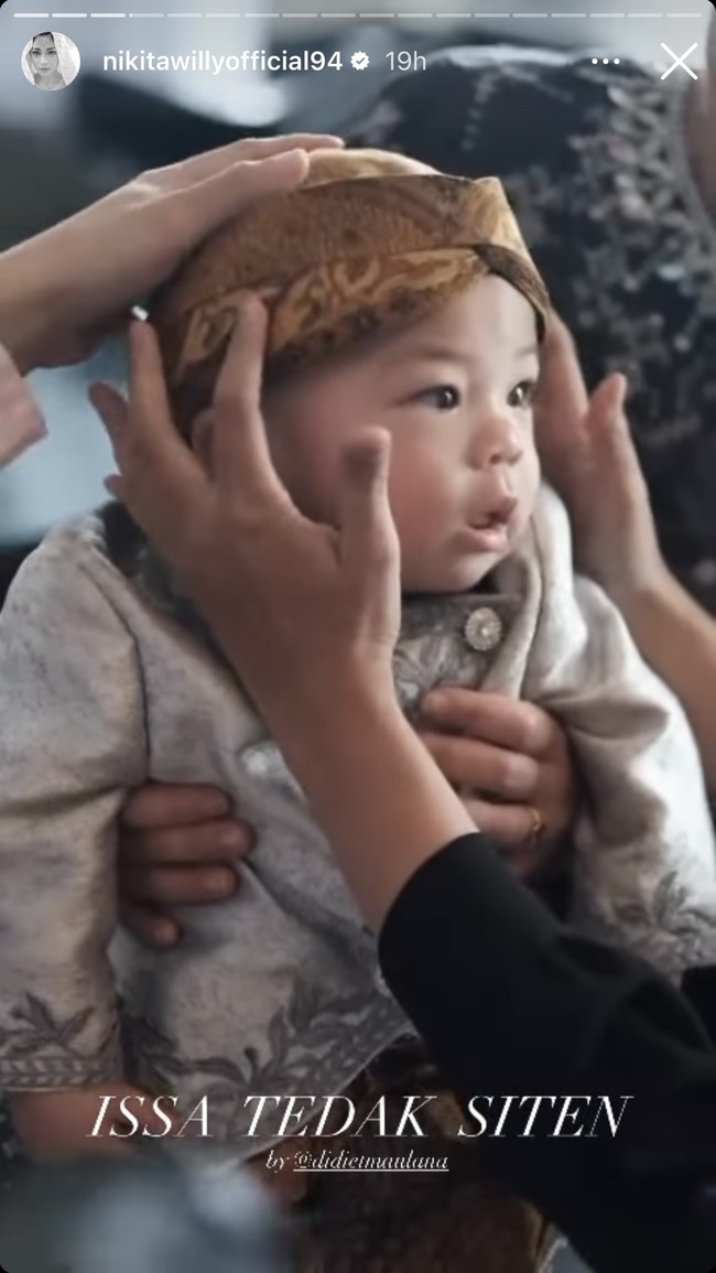 Pakaian yang dikenakan oleh baby Izz sendiri merupakan rancangan desainer Didiet Maulana. Beskap berwarna silver itu dipadukan dengan kain jarik berwarna coklat. Foto: Instagram/@nikitawillyofficial94