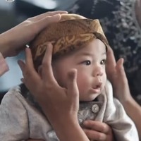 Pakaian yang dikenakan oleh baby Izz sendiri merupakan rancangan desainer Didiet Maulana. Beskap berwarna silver itu dipadukan dengan kain jarik berwarna coklat. Foto: Instagram/@nikitawillyofficial94