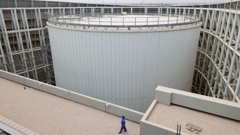 Jadi, sistem pendingin hemat energi langsung dikembangkan usai Qatar dipastikan jadi tuan rumah Piala Dunia, bekerja sama dengan Universitas Qatar (QU). Ini salah satu sistemnya di stadion al-Janoub Stadium di Doha. Foto: AFP via Getty Images/KARIM JAAFAR