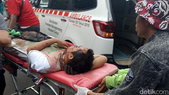 Terkini! Foto-foto Puluhan Korban Sa Gempa Cianjur di RSUD Sayang RSUD Sayang Kabupaten Cianjur dipadati korban akibat gempa berkekuatan 5,6 magnitudo. Begini foto-foto terkininya.
