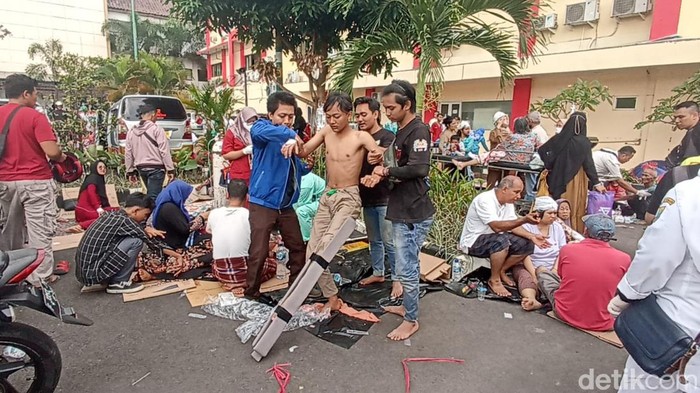 RSUD Sayang Kabupaten Cianjur dipadati korban akibat gempa berkekuatan 5,6 magnitudo. Begini foto-foto terkininya.