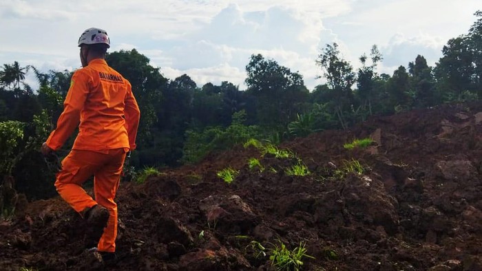 Tim SAR Gerak Cepat Cari Korban Gempa Cianjur Gempa bumi dengan magnitudo (M) 5,6 mengguncang Cianjur, Jawa Barat, tadi siang. Tim SAR gabungan pun sudah dikerahkan ke lokasi yang terdampak gempa.