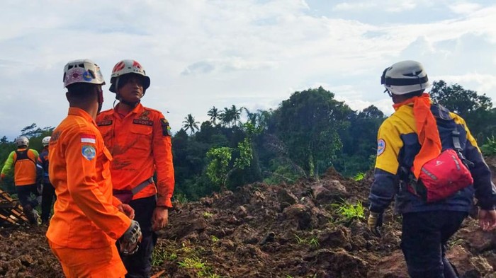 Gempa bumi dengan magnitudo (M) 5,6 mengguncang Cianjur, Jawa Barat, tadi siang. Tim SAR gabungan pun sudah dikerahkan ke lokasi yang terdampak gempa.