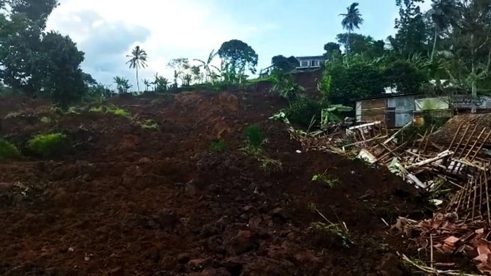 Gempa bumi dengan magnitudo (M) 5,6 mengguncang Cianjur, Jawa Barat, tadi siang. Tim SAR gabungan pun sudah dikerahkan ke lokasi yang terdampak gempa.