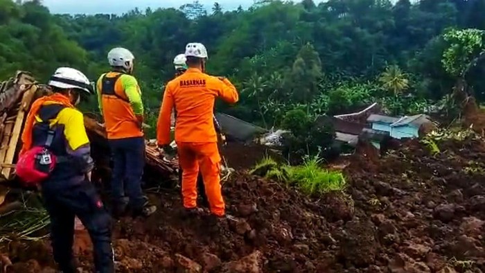 Tim SAR Gerak Cepat Cari Korban Gempa Cianjur Gempa bumi dengan magnitudo (M) 5,6 mengguncang Cianjur, Jawa Barat, tadi siang. Tim SAR gabungan pun sudah dikerahkan ke lokasi yang terdampak gempa.