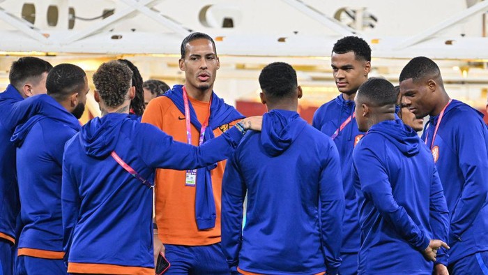 Netherlands defender Virgil van Dijk (4th L) talks with teammates during a Stadium Walk at the Al-Thumama Stadium in Doha on November 20, 2022, on the eve of the Qatar 2022 World Cup football match between Senegal and Netherlands. (Photo by Alberto PIZZOLI / AFP) (Photo by ALBERTO PIZZOLI/AFP via Getty Images)