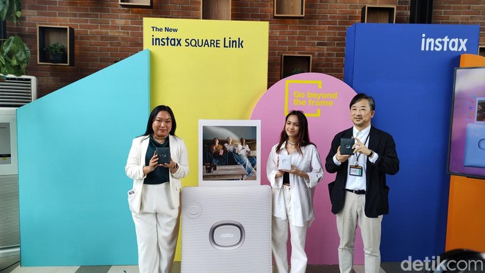 Fujifilm Indonesia, baru saja merilis printer cetak foto terbarunya, bartajuk Instax Square Link. Perangkat ini mengusung teknologi Augmented Reality (AR). Lantas, berapa harga yang ditawarkan?