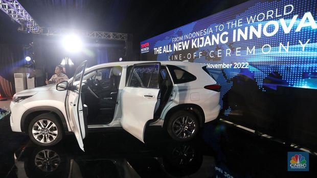 Toyota All New Kijang Innova Zenix yang baru diluncurkan di kawasan KIIC, Karawang, Jawa Barat, Senin (21/11/2022). (CNBC Indonesia/Andrean Kristianto)